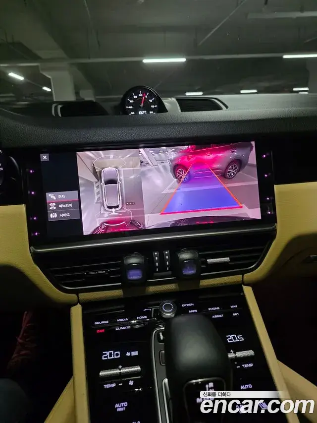 Porsche Cayenne 2021 — Photo 17/20