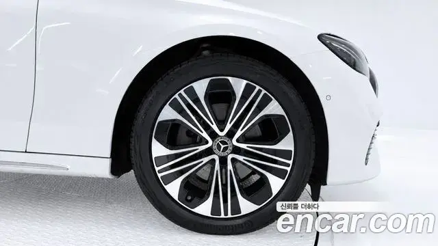 Mercedes-Benz E-Class 2026 — Photo 5/20