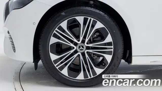 Mercedes-Benz E-Class 2026 — Photo 4/18