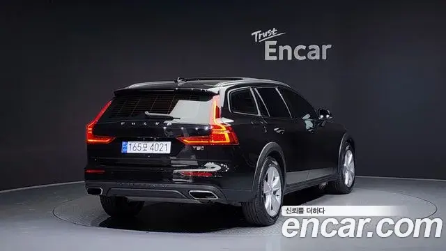 Volvo V60 Cross Country 2019 — Фото 2/20
