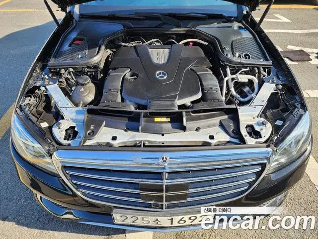 Mercedes-Benz E-Class 2020 — ფოტო 18/20
