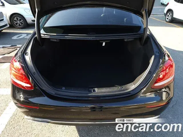 Mercedes-Benz E-Class 2020 — ფოტო 5/20
