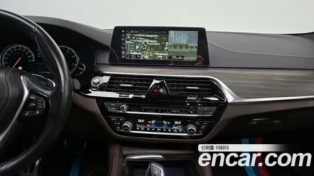 BMW 5 Series 2018 — Şəkil 10/20
