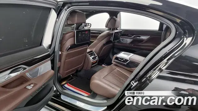 BMW 7 Series 2018 — ფოტო 18/20
