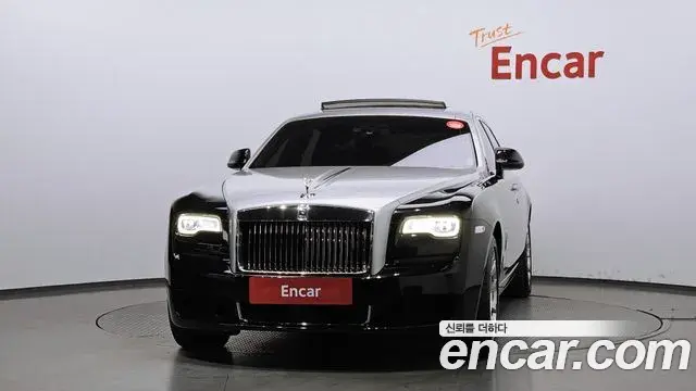 Rolls-Royce Ghost 2018 — ფოტო 13/20