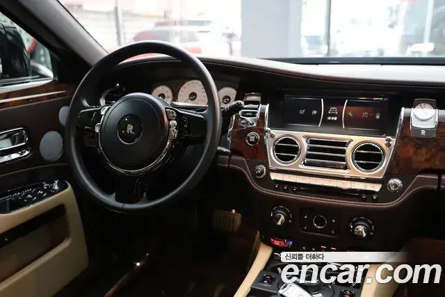 Rolls-Royce Ghost 2018 — ფოტო 16/20