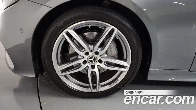 Mercedes-Benz E-Class 2019 — Photo 8/20
