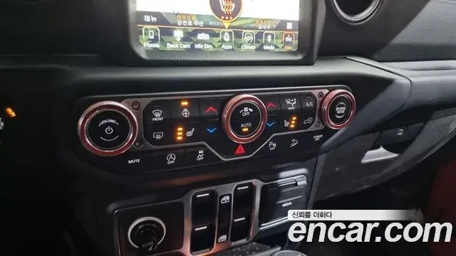 Jeep Wrangler 2019 — Şəkil 8/20