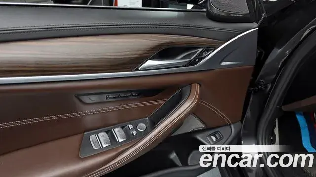 BMW 5 Series 2020 — ფოტო 1/20