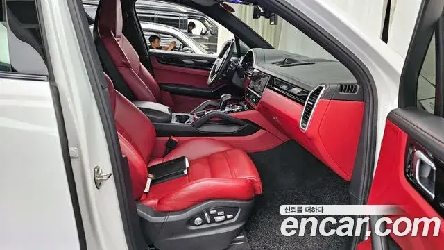 Porsche Cayenne 2021 — Photo 8/20