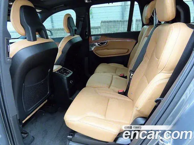 Volvo XC90 2018 — ფოტო 14/20