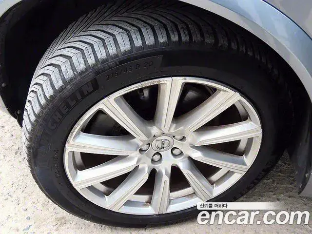 Volvo XC90 2018 — ფოტო 17/20