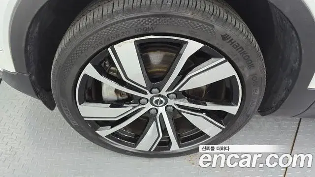Volvo XC40 Recharge 2022 — ფოტო 14/20
