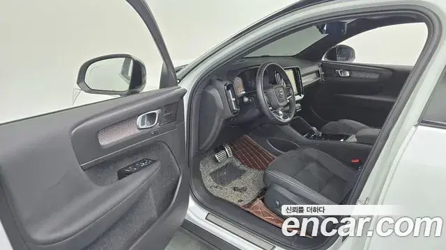 Volvo XC40 Recharge 2022 — ფოტო 8/20