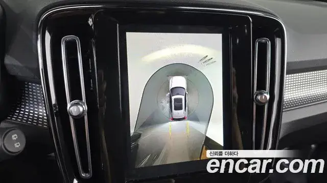 Volvo XC40 Recharge 2022 — ფოტო 13/20