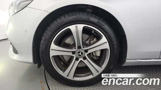 Mercedes-Benz E-Class 2019 — Photo 15/20