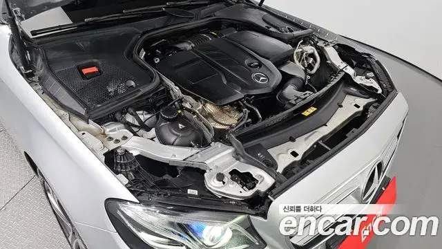 Mercedes-Benz E-Class 2019 — Photo 8/20