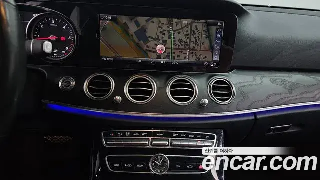 Mercedes-Benz E-Class 2019 — Photo 13/20