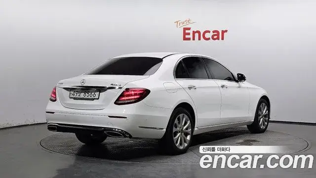 Mercedes-Benz E-Class 2018 — ფოტო 19/20