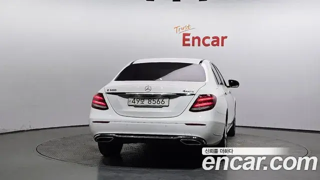 Mercedes-Benz E-Class 2018 — ფოტო 13/20