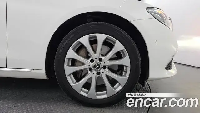 Mercedes-Benz E-Class 2018 — ფოტო 12/20