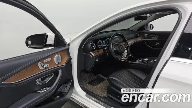 Mercedes-Benz E-Class 2018 — ფოტო 15/20