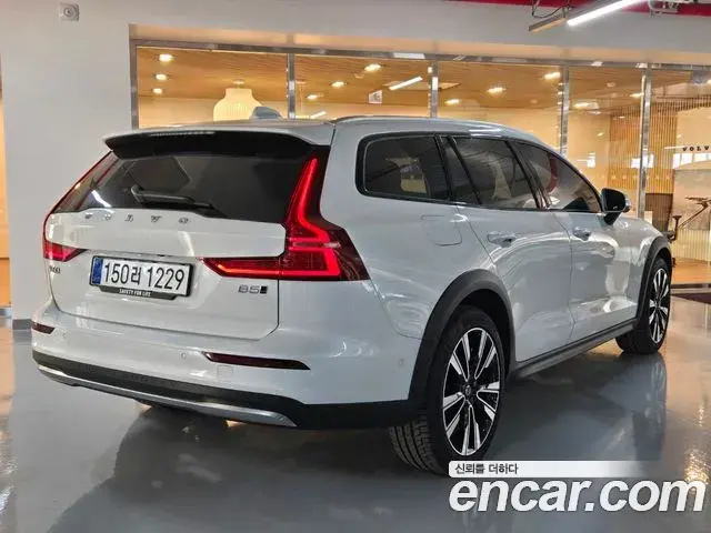 Volvo V60 Cross Country 2025 — Şəkil 9/17