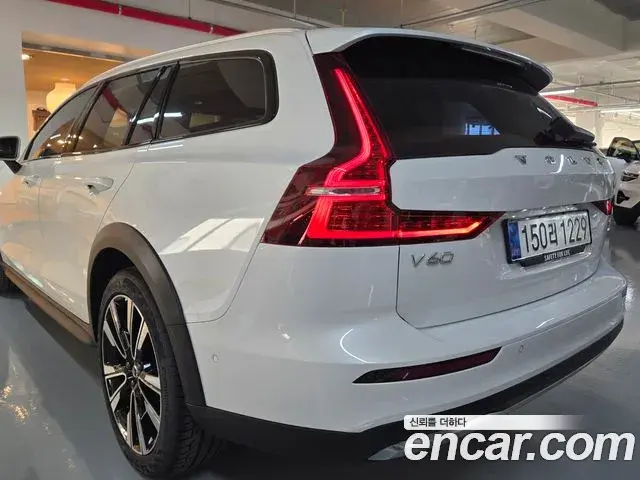 Volvo V60 Cross Country 2025 — Şəkil 13/17