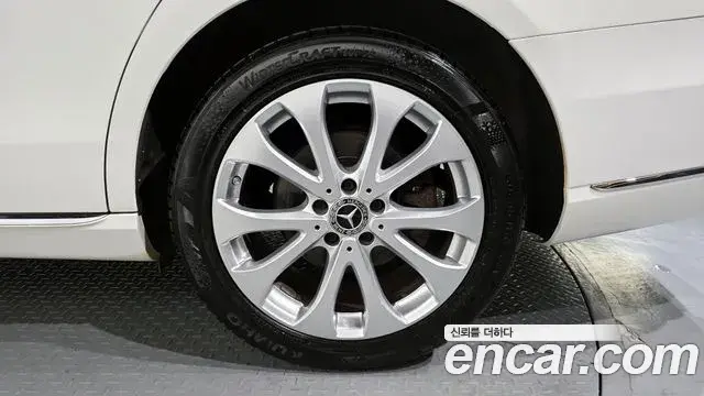 Mercedes-Benz E-Class 2018 — ფოტო 19/20