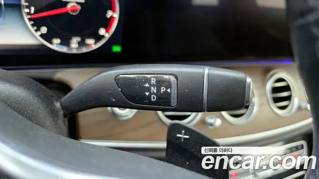 Mercedes-Benz E-Class 2018 — ფოტო 18/20