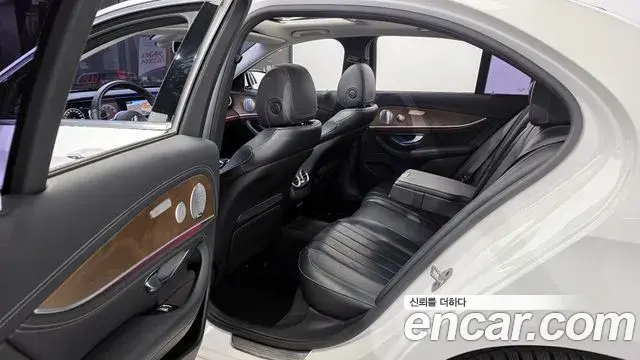 Mercedes-Benz E-Class 2018 — ფოტო 13/20