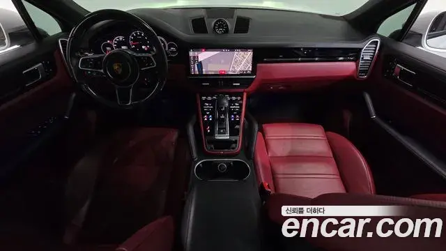 Porsche Cayenne 2021 — ფოტო 11/20
