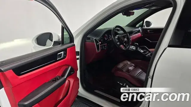Porsche Cayenne 2021 — ფოტო 20/20