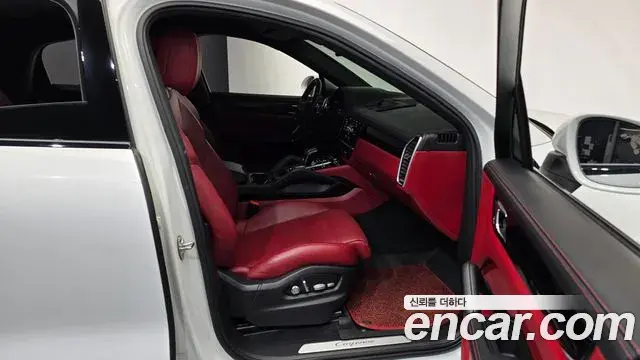 Porsche Cayenne 2021 — ფოტო 17/20
