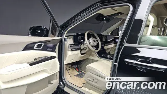 Kia Carnival 2021 — ფოტო 16/20