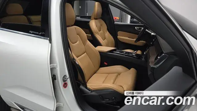Volvo XC60 2022 — Фото 10/20