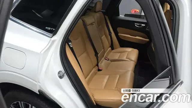 Volvo XC60 2022 — Фото 11/20