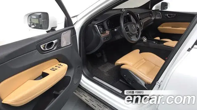 Volvo XC60 2022 — Фото 12/20