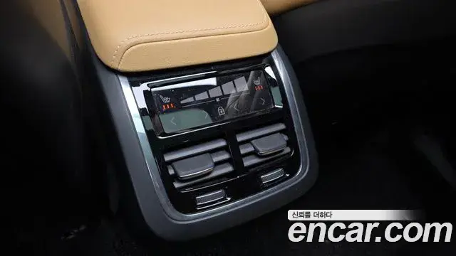 Volvo XC60 2022 — Фото 19/20