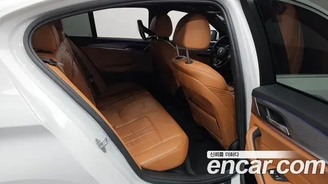 BMW 5 Series 2018 — Şəkil 10/20