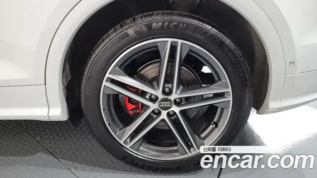 Audi SQ5 2020 — Photo 19/20