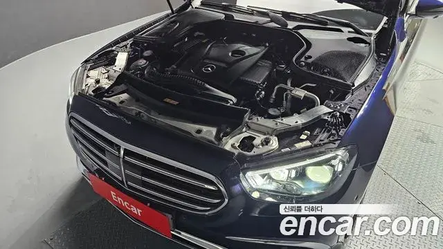 Mercedes-Benz E-Class 2022 — ფოტო 19/20
