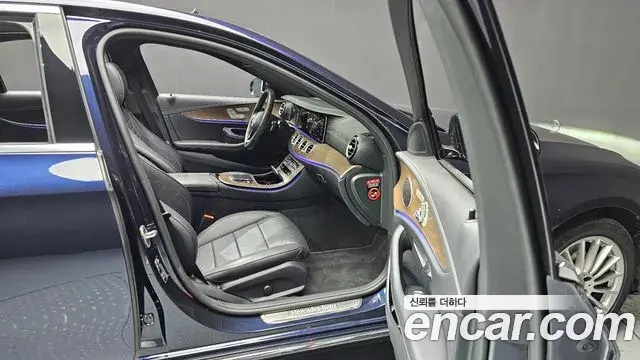 Mercedes-Benz E-Class 2022 — ფოტო 15/20