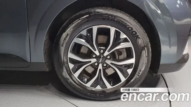 Kia Carnival 2021 — ფოტო 6/20