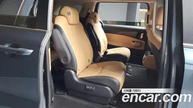 Kia Carnival 2021 — ფოტო 16/20