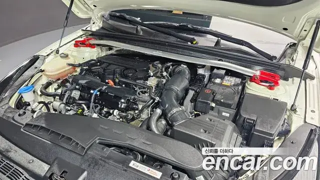 Kia K5 2022 — ფოტო 8/20