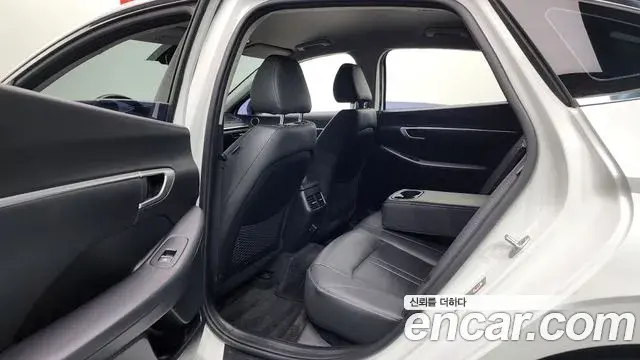 Hyundai Sonata Hybrid 2019 — Photo 12/20