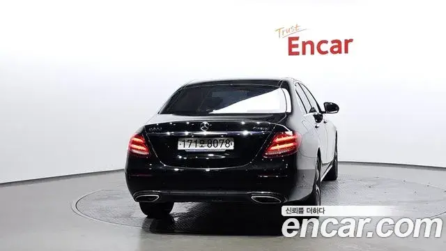 Mercedes-Benz E-Class 2019 — ფოტო 19/20
