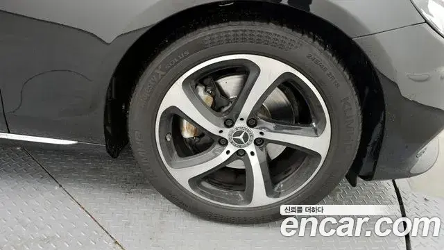 Mercedes-Benz E-Class 2019 — ფოტო 13/20