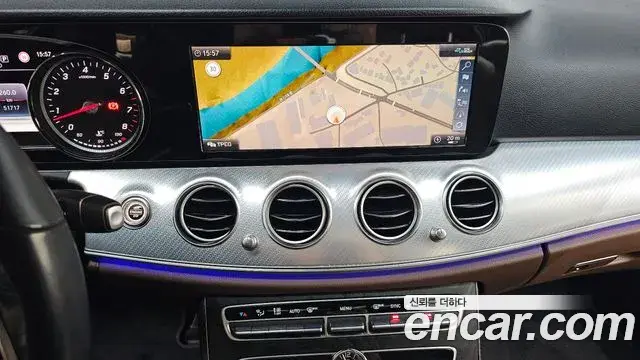 Mercedes-Benz E-Class 2019 — ფოტო 18/20